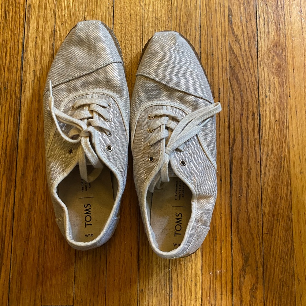 Women’s TOMS Sneakers. Only worn a couple times!